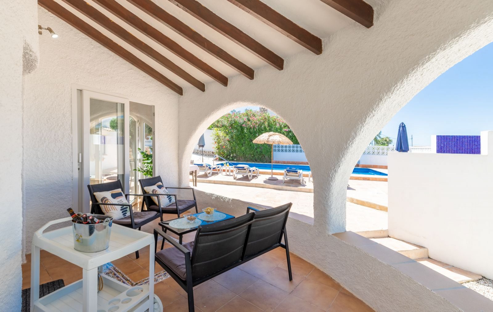 Impresionante villa reformada con 3 dormitorios, 3 baños, piscina privada y licencia de alquiler, a solo 2 minutos a pie de la playa