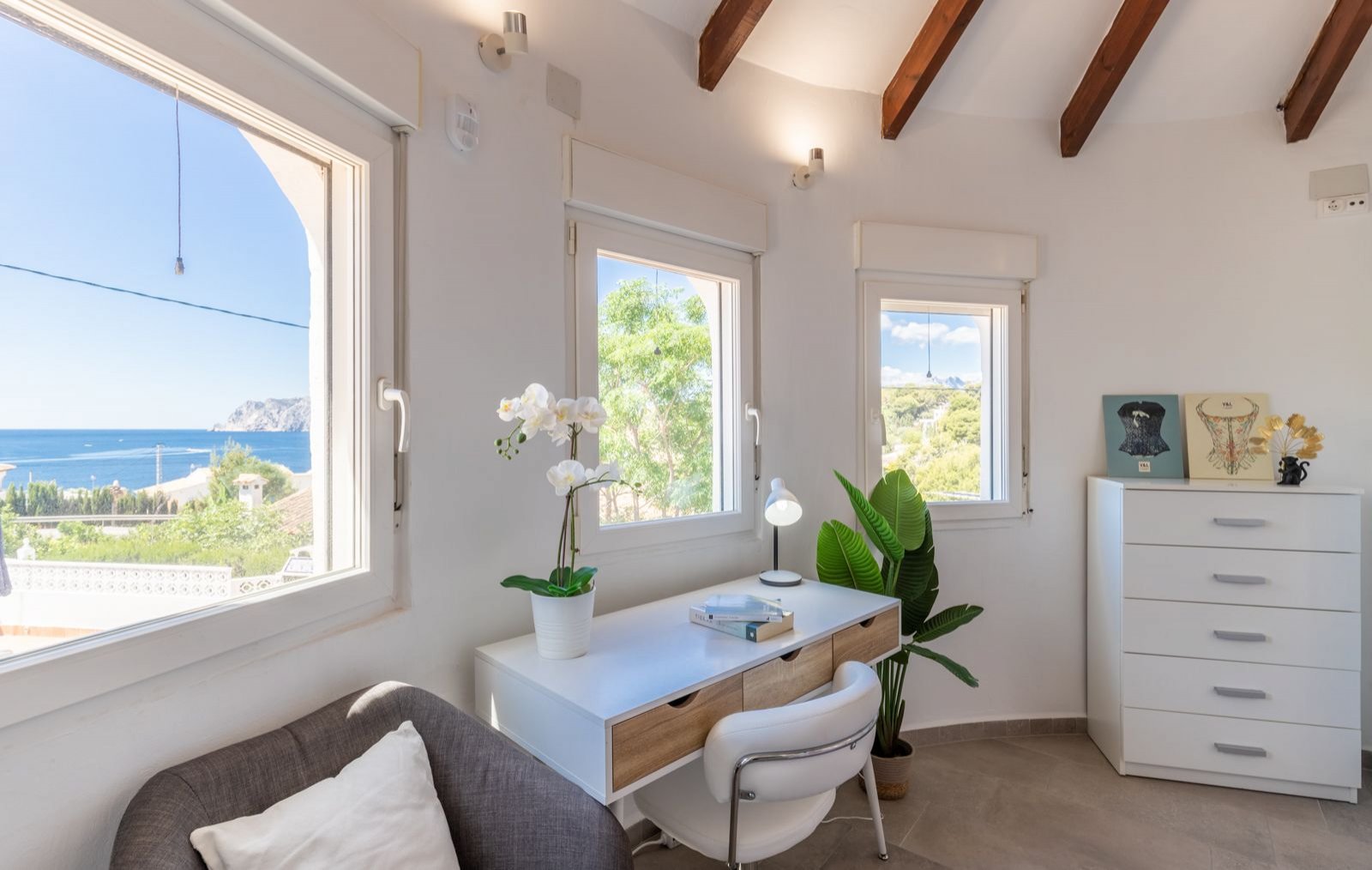 Impresionante villa reformada con 3 dormitorios, 3 baños, piscina privada y licencia de alquiler, a solo 2 minutos a pie de la playa