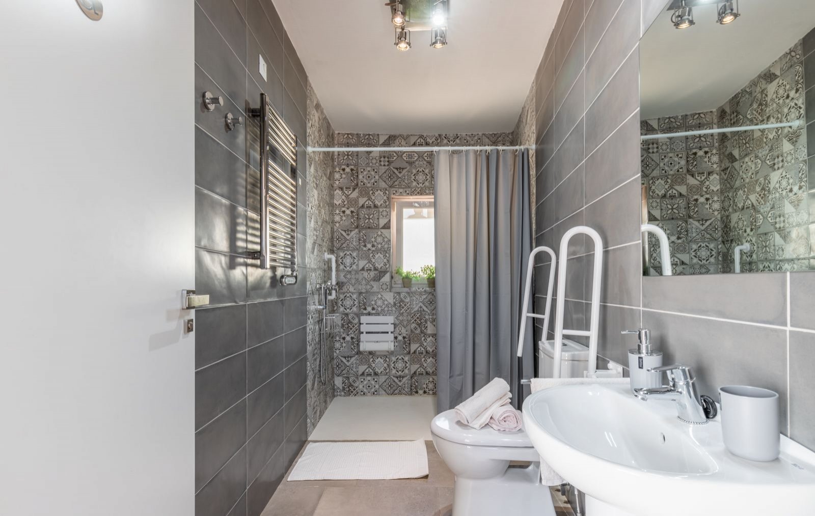 Impresionante villa reformada con 3 dormitorios, 3 baños, piscina privada y licencia de alquiler, a solo 2 minutos a pie de la playa