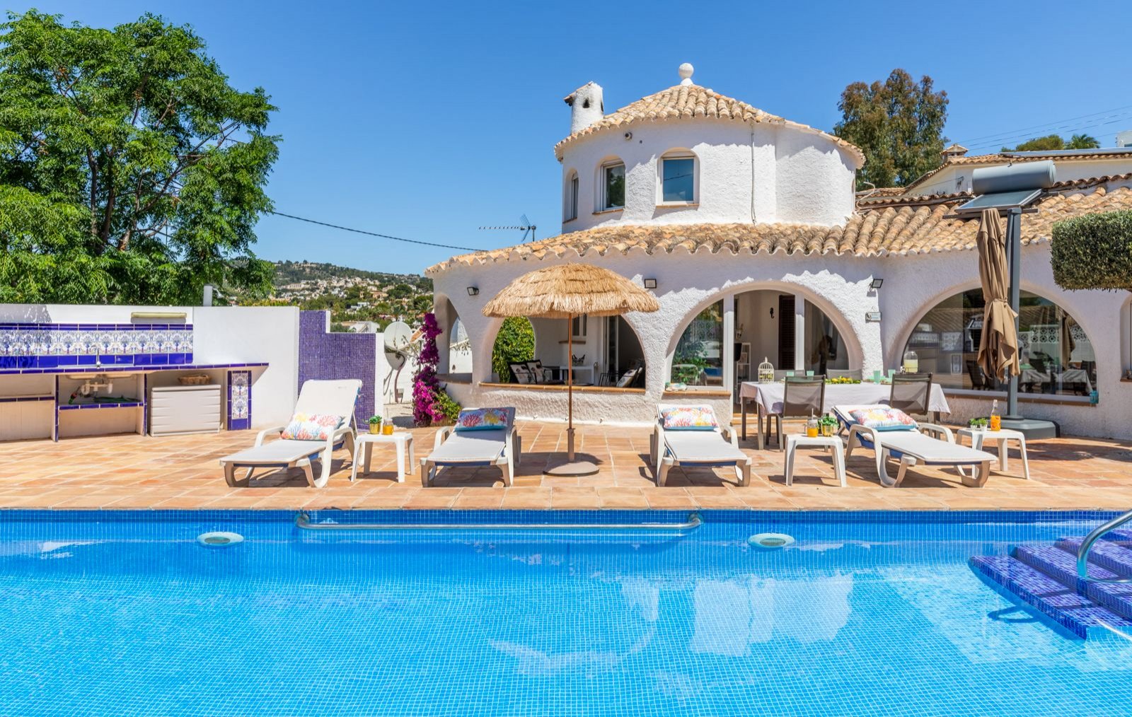 Impresionante villa reformada con 3 dormitorios, 3 baños, piscina privada y licencia de alquiler, a solo 2 minutos a pie de la playa