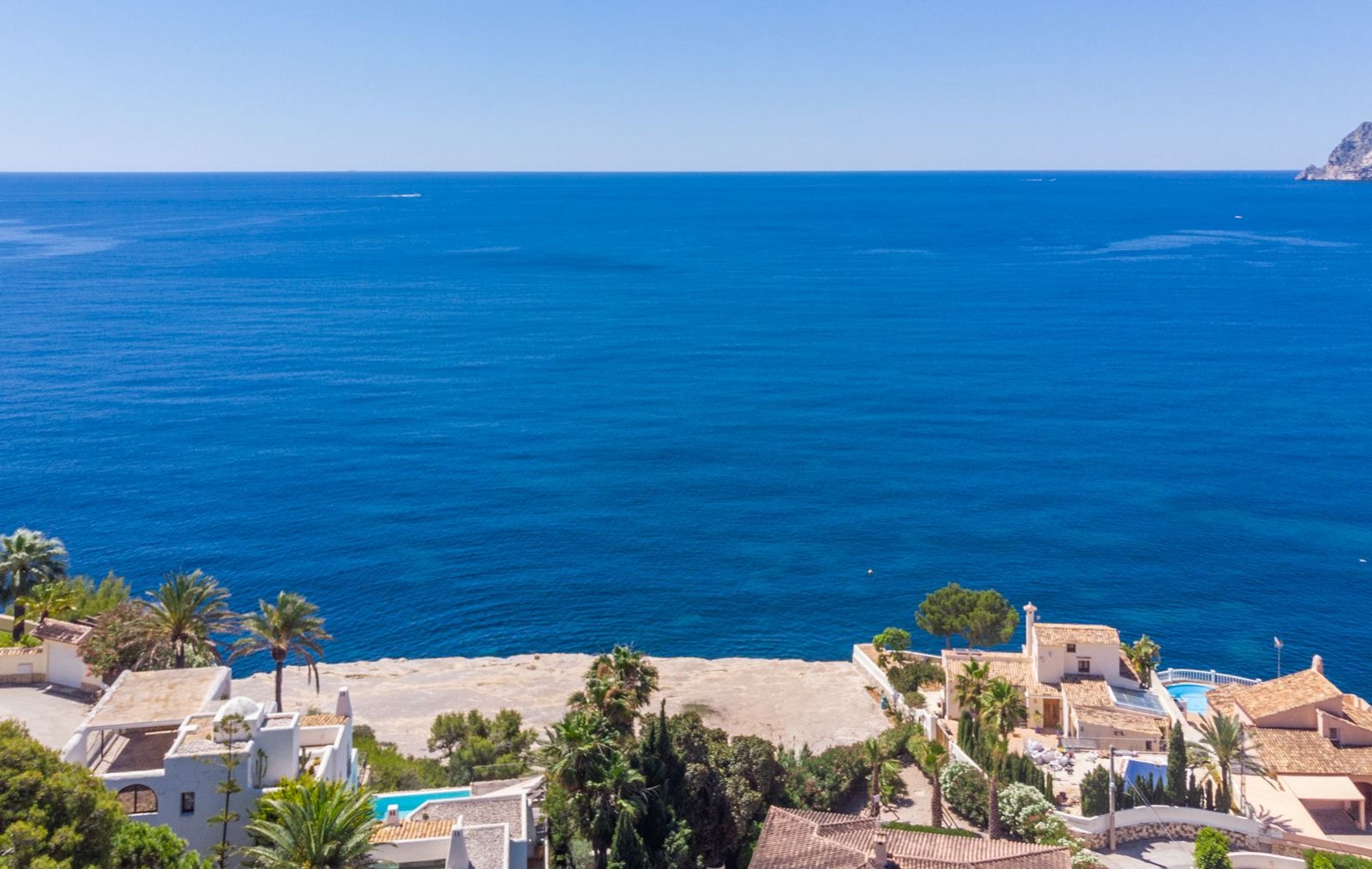 Impresionante villa reformada con 3 dormitorios, 3 baños, piscina privada y licencia de alquiler, a solo 2 minutos a pie de la playa