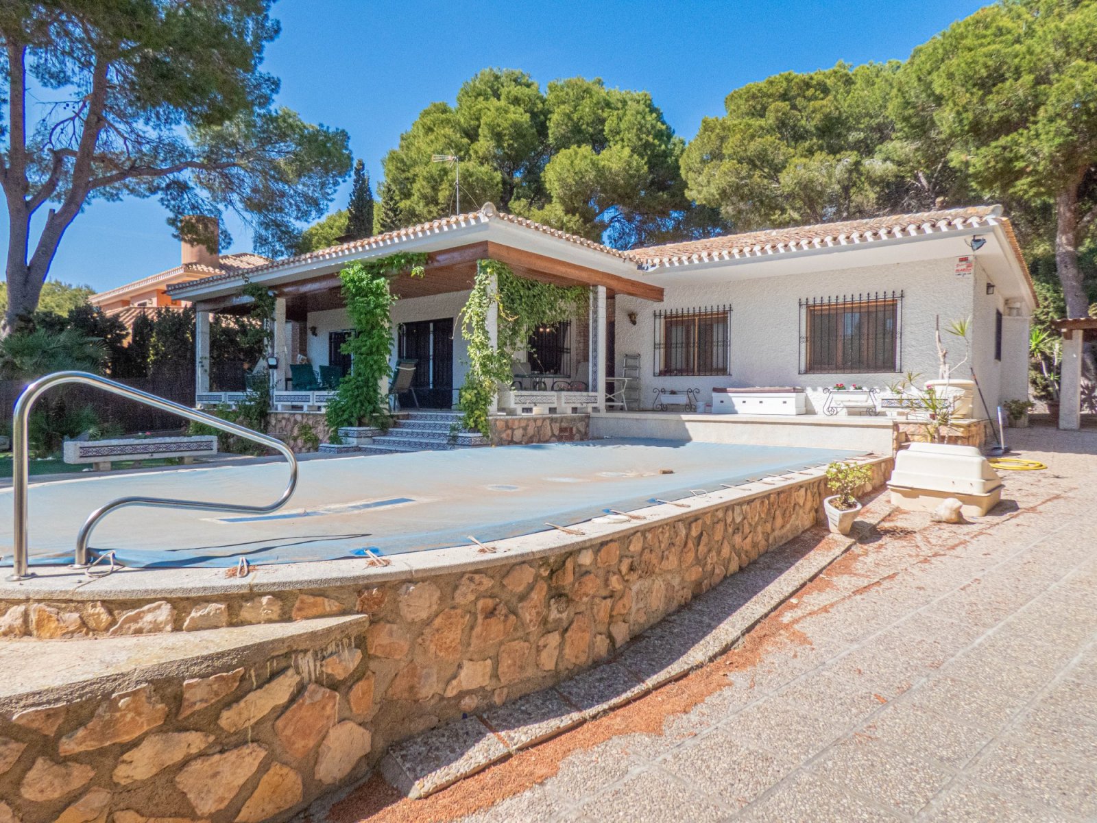 Dehesa de Campoamor: Atractiva villa de una sola planta con 268 m2 de espacio habitable en 800 m2 de terreno 