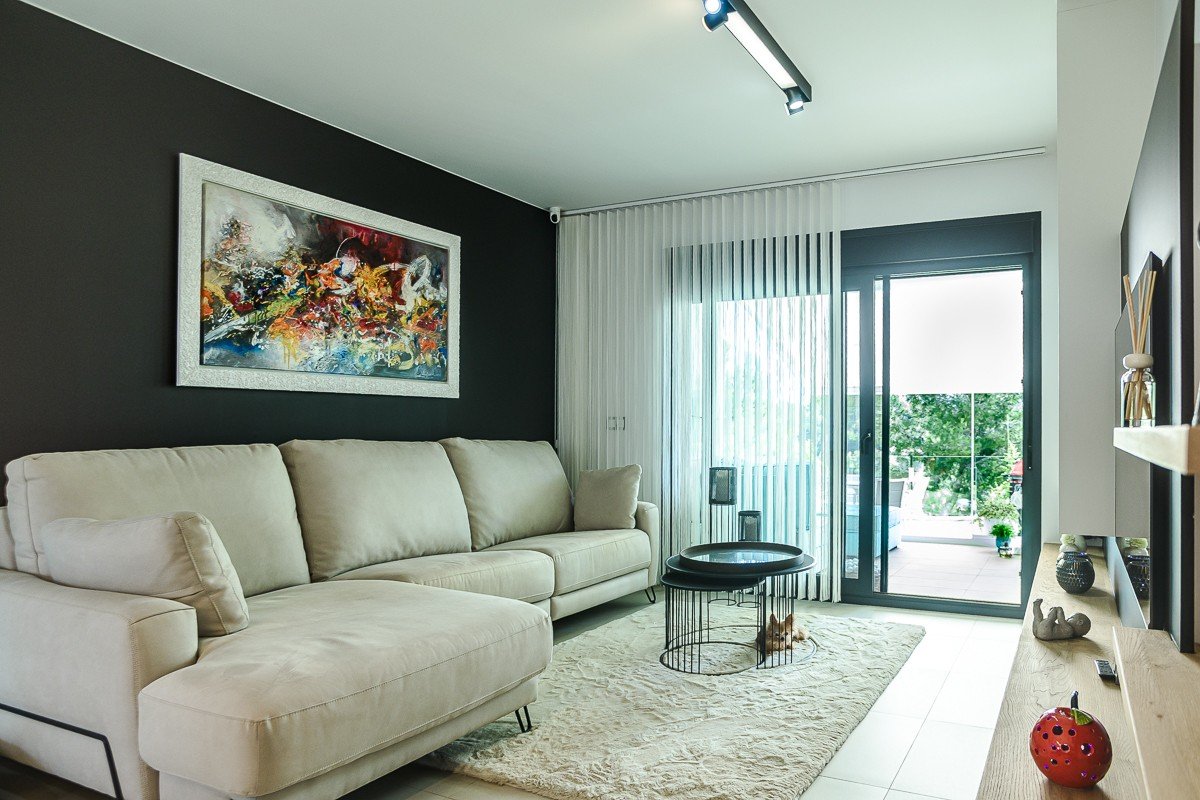 Piso en planta baja con 2 dormitorios, 2 baños, jardín privado y piscina comunitaria en el complejo de golf Lo Romero