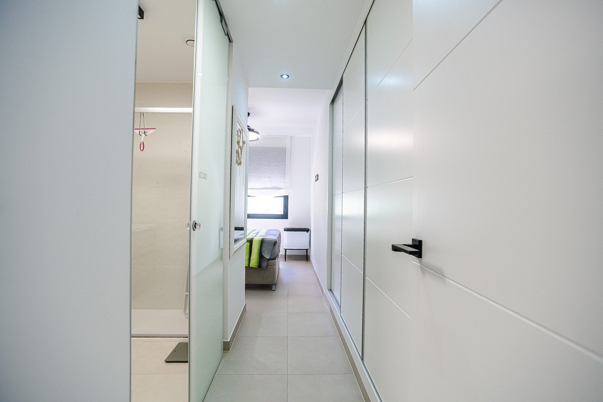 Piso en planta baja con 2 dormitorios, 2 baños, jardín privado y piscina comunitaria en el complejo de golf Lo Romero