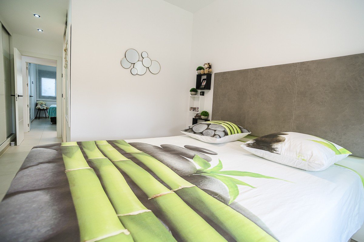 Piso en planta baja con 2 dormitorios, 2 baños, jardín privado y piscina comunitaria en el complejo de golf Lo Romero