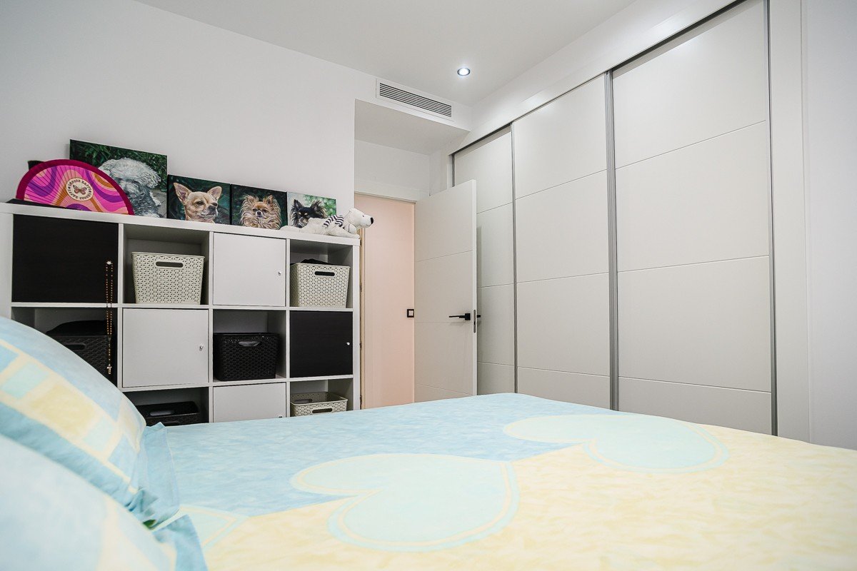 Piso en planta baja con 2 dormitorios, 2 baños, jardín privado y piscina comunitaria en el complejo de golf Lo Romero