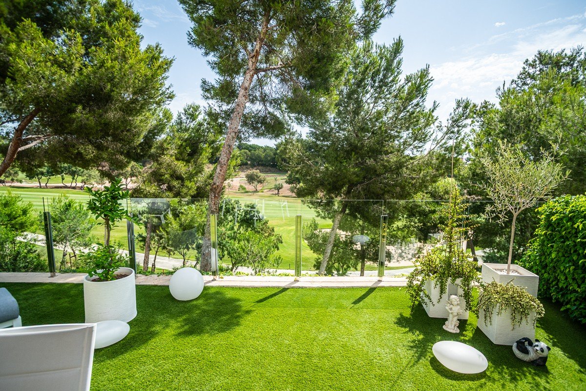 Piso en planta baja con 2 dormitorios, 2 baños, jardín privado y piscina comunitaria en el complejo de golf Lo Romero