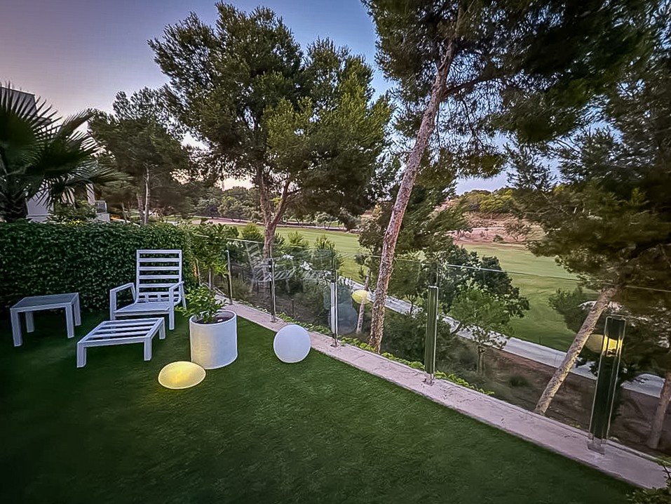 Piso en planta baja con 2 dormitorios, 2 baños, jardín privado y piscina comunitaria en el complejo de golf Lo Romero