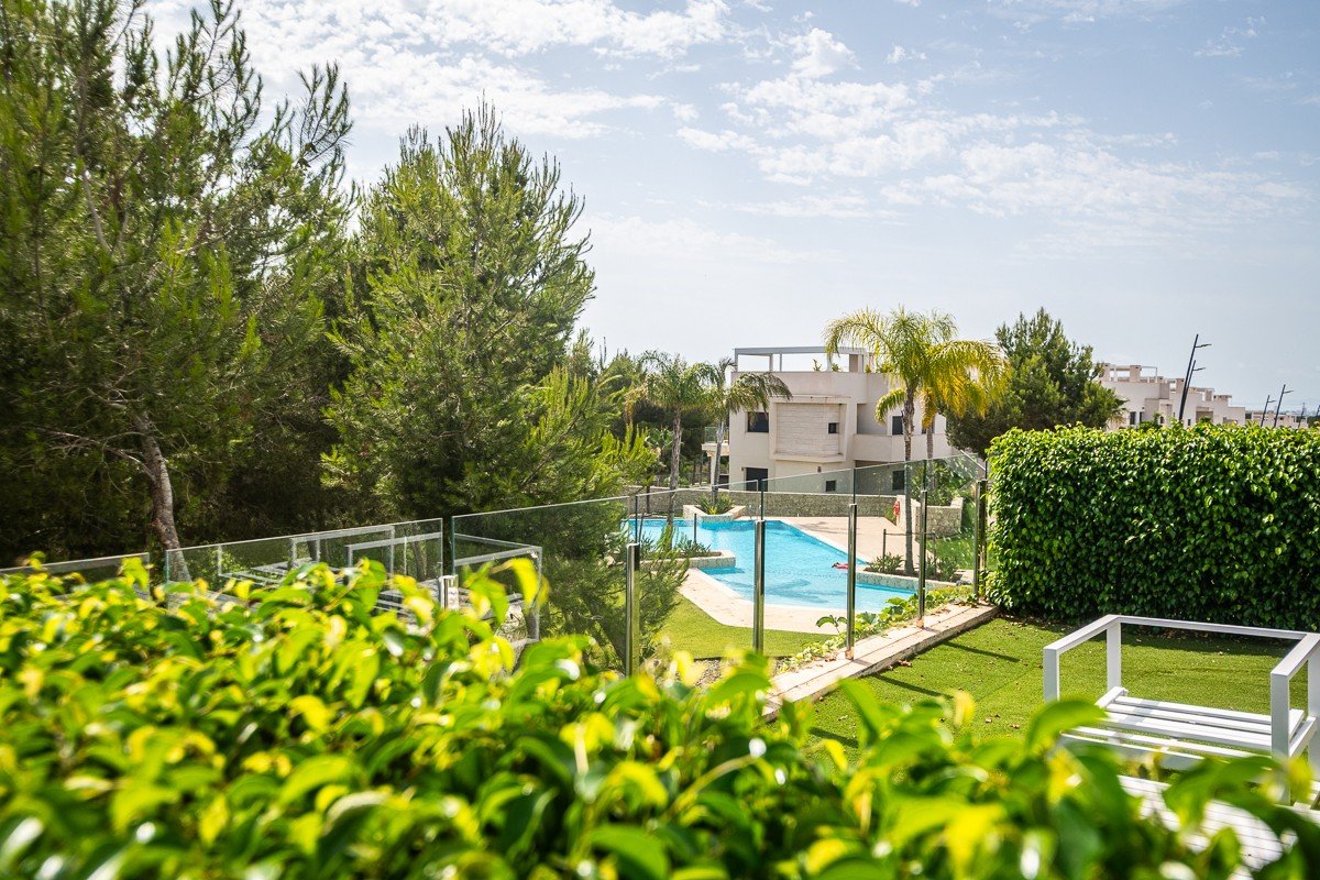 Piso en planta baja con 2 dormitorios, 2 baños, jardín privado y piscina comunitaria en el complejo de golf Lo Romero