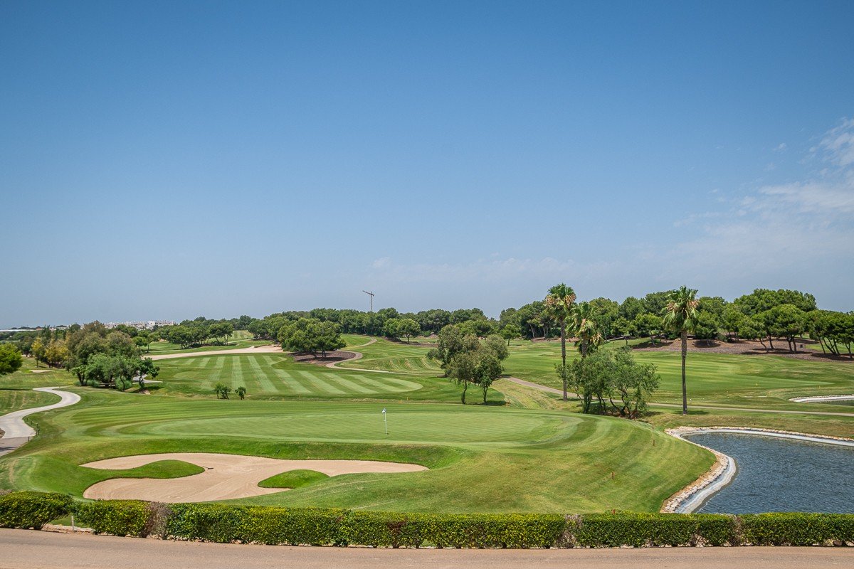 Piso en planta baja con 2 dormitorios, 2 baños, jardín privado y piscina comunitaria en el complejo de golf Lo Romero