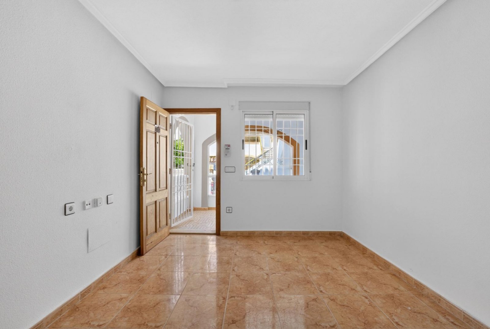 Planta baja de 2 dormitorios con terraza, patio y piscina comunitaria
