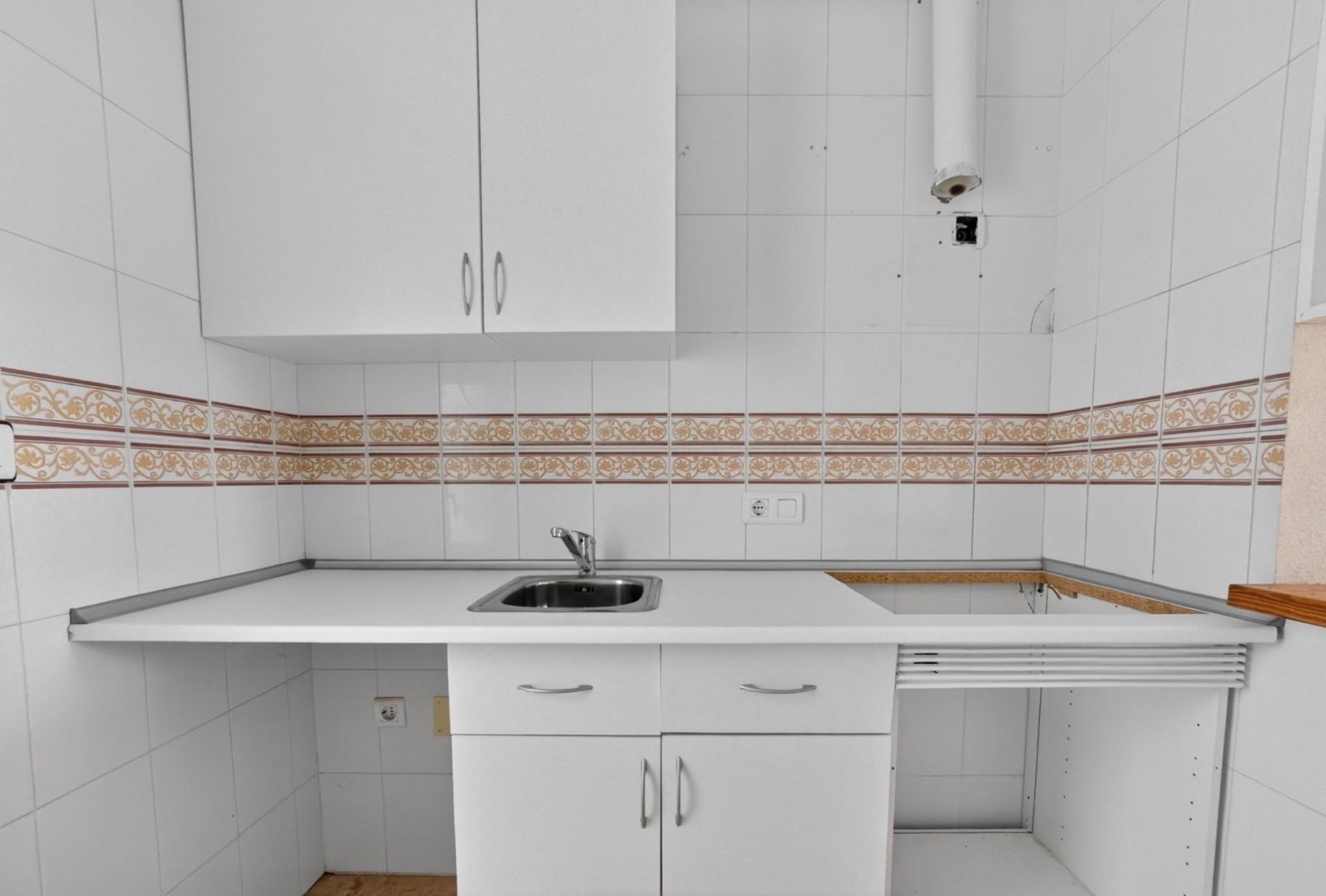 Planta baja de 2 dormitorios con terraza, patio y piscina comunitaria