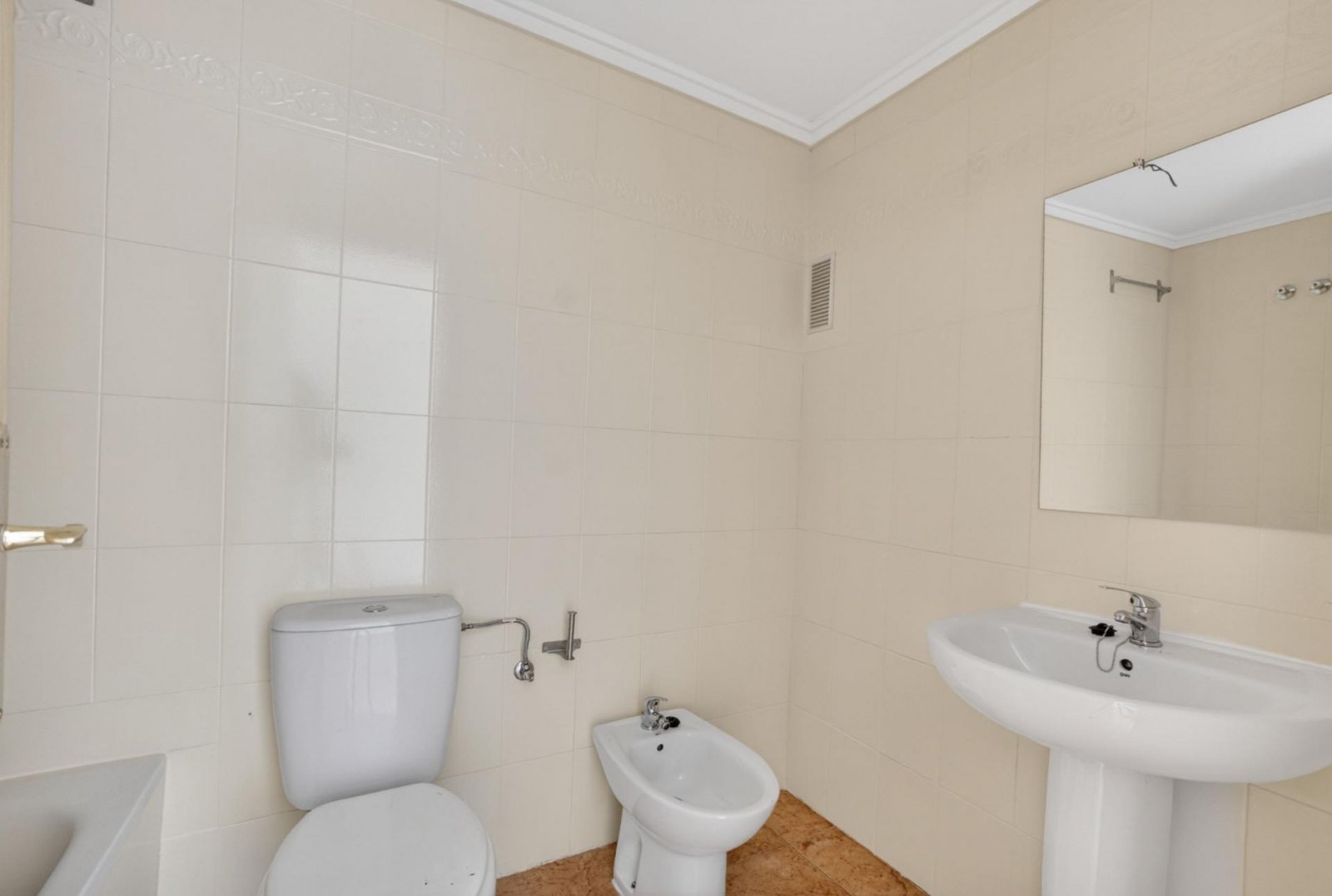 Planta baja de 2 dormitorios con terraza, patio y piscina comunitaria