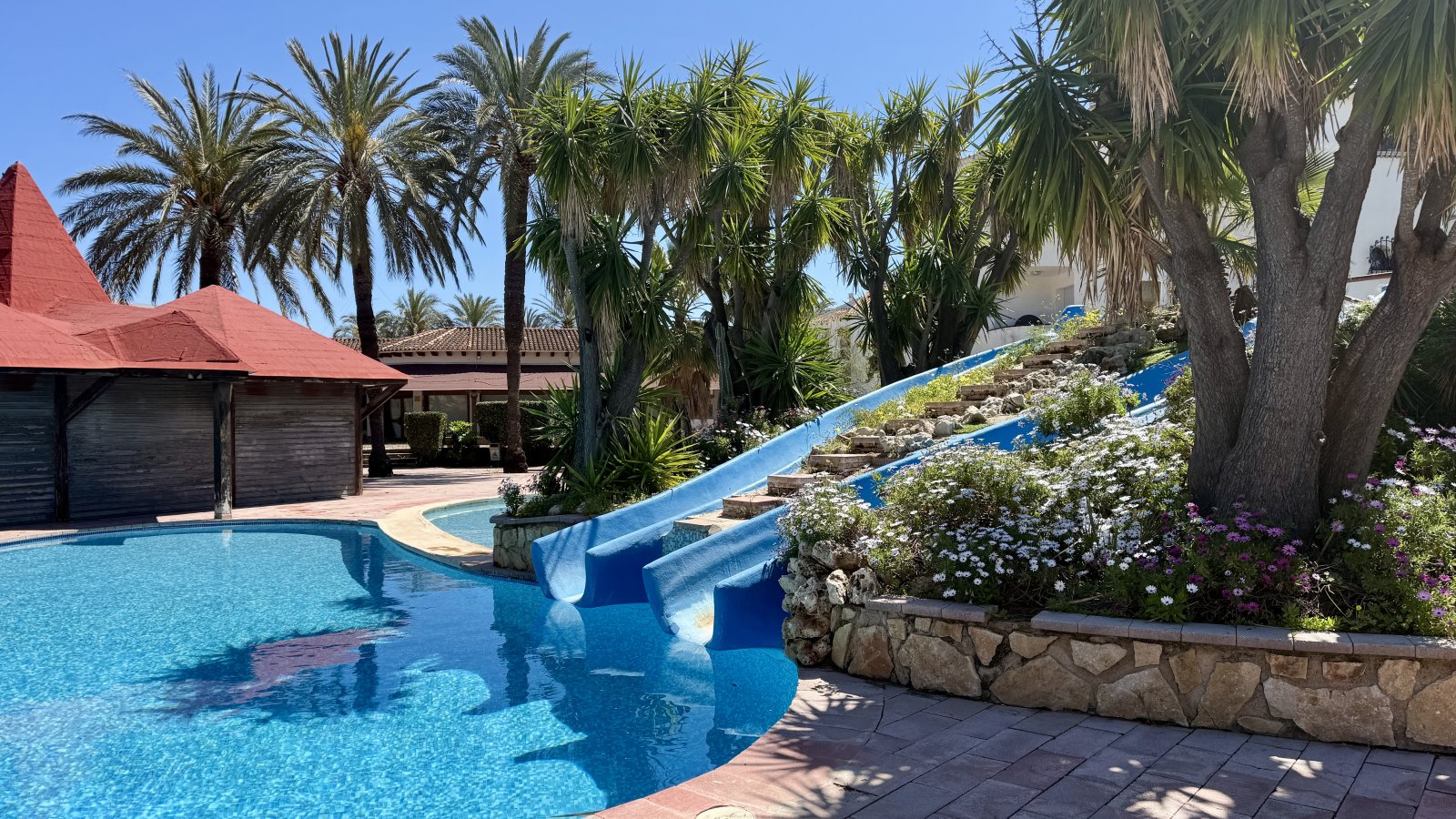 Casa adosada muy bien cuidada con 3 dormitorios en el popular complejo vacacional El Palmar con gran zona de piscina