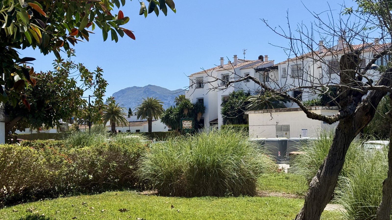 Casa adosada muy bien cuidada con 3 dormitorios en el popular complejo vacacional El Palmar con gran zona de piscina