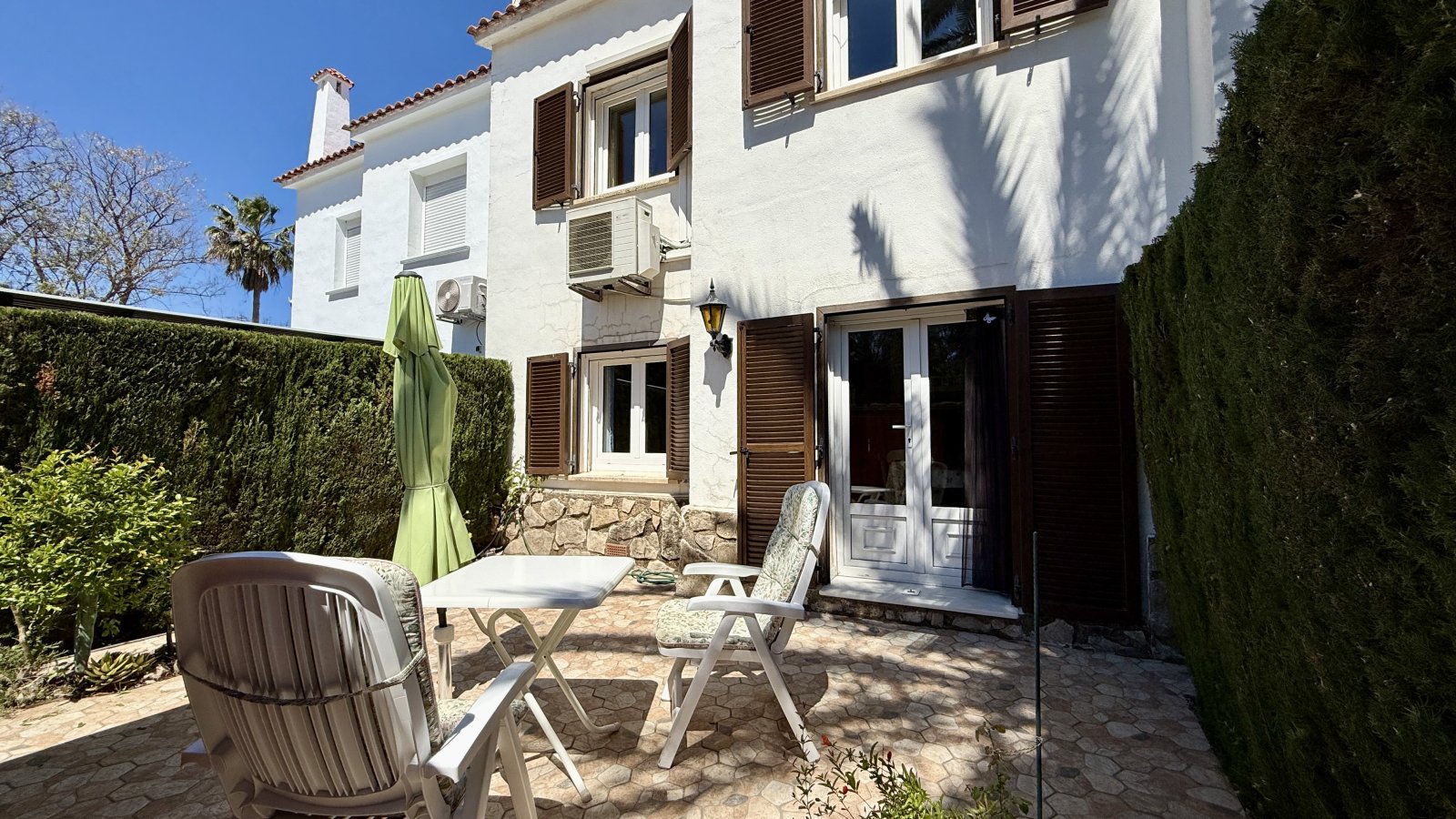 Casa adosada muy bien cuidada con 3 dormitorios en el popular complejo vacacional El Palmar con gran zona de piscina