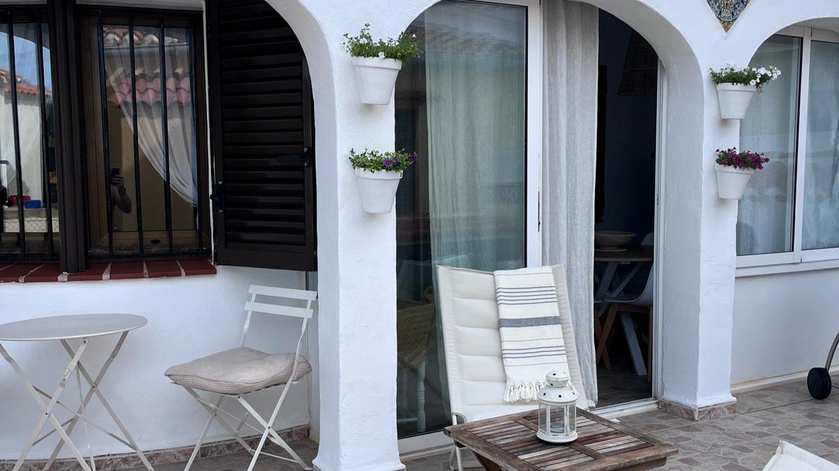 Chalet adosado con vistas al mar en segunda línea de playa en Els Poblets