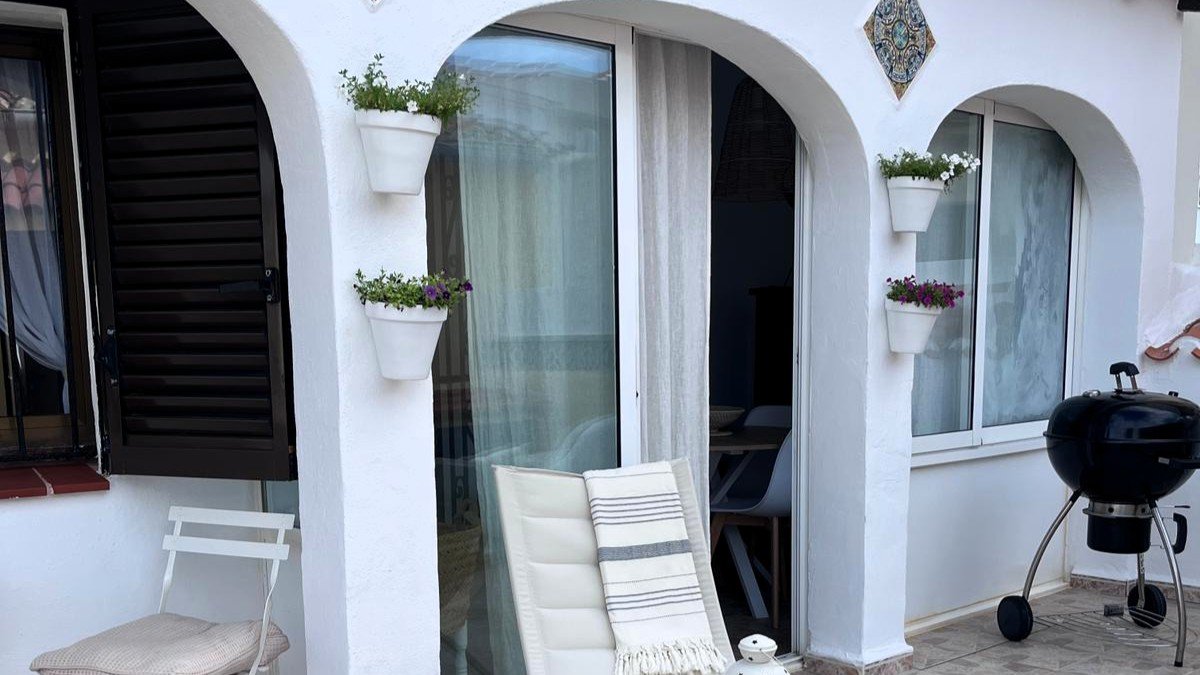 Chalet adosado con vistas al mar en segunda línea de playa en Els Poblets