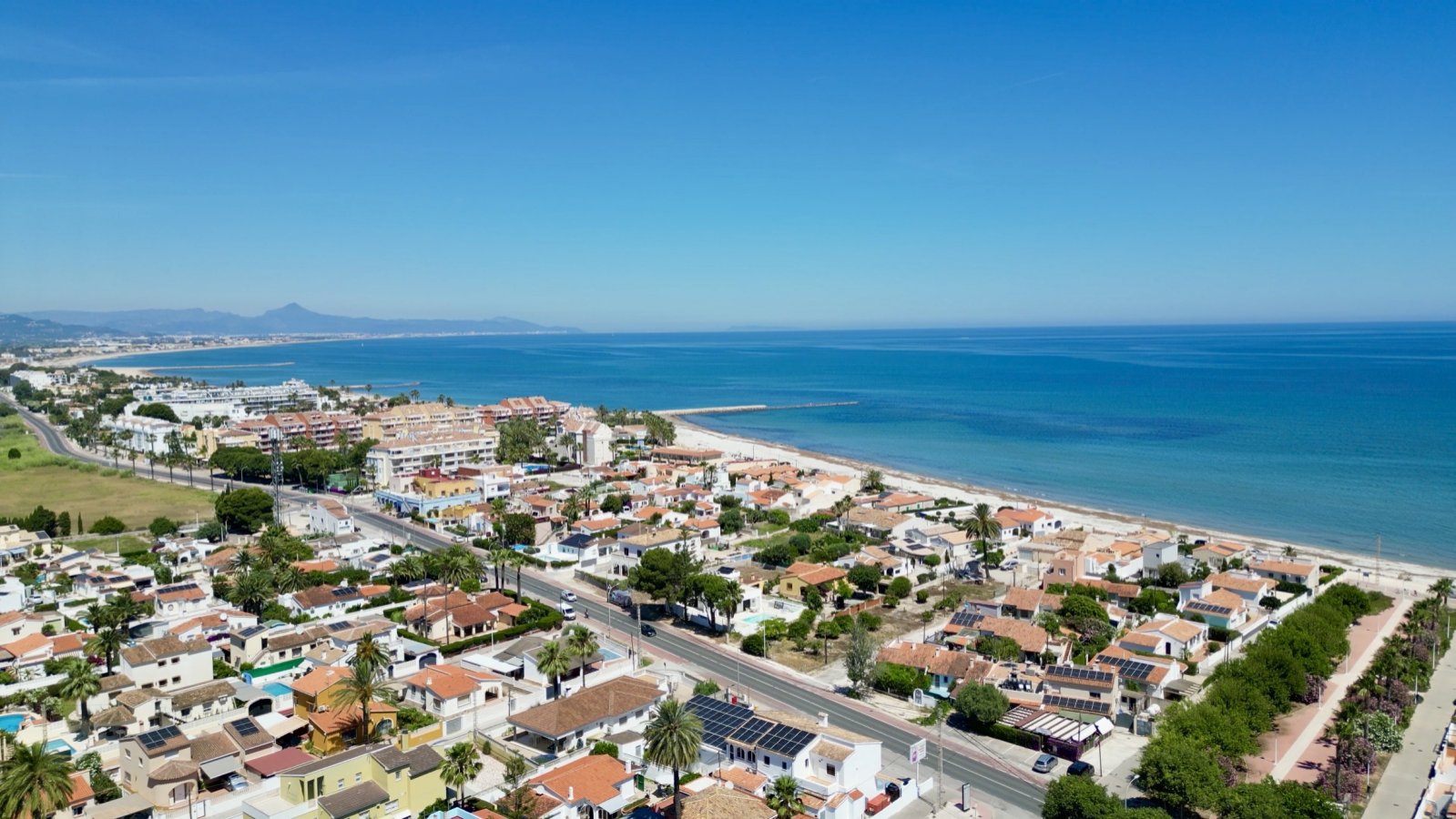 Chalet adosado con vistas al mar en segunda línea de playa en Els Poblets