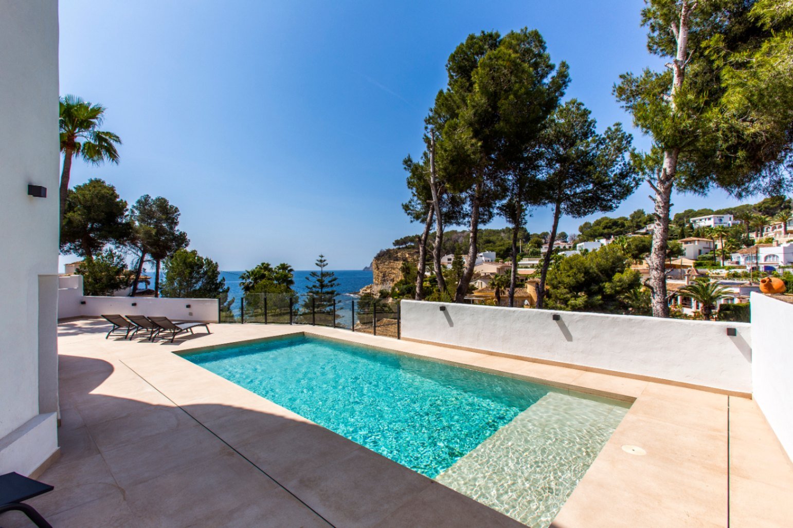 Preciosa villa reformada con 4 dormitorios, 4 baños, piscina privada y vistas al mar en Cala Advocat