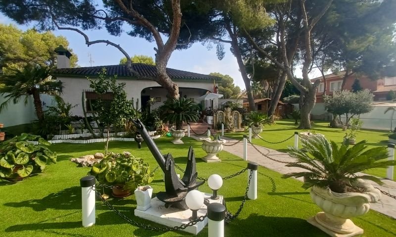 Espectacular chalet de estilo mediterráneo con 3 dormitorios, 3 baños y piscina privada en Dehesa de Campoamor, a solo 950 m de la playa