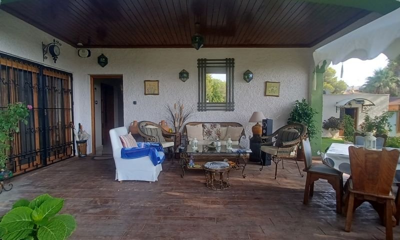 Espectacular chalet de estilo mediterráneo con 3 dormitorios, 3 baños y piscina privada en Dehesa de Campoamor, a solo 950 m de la playa
