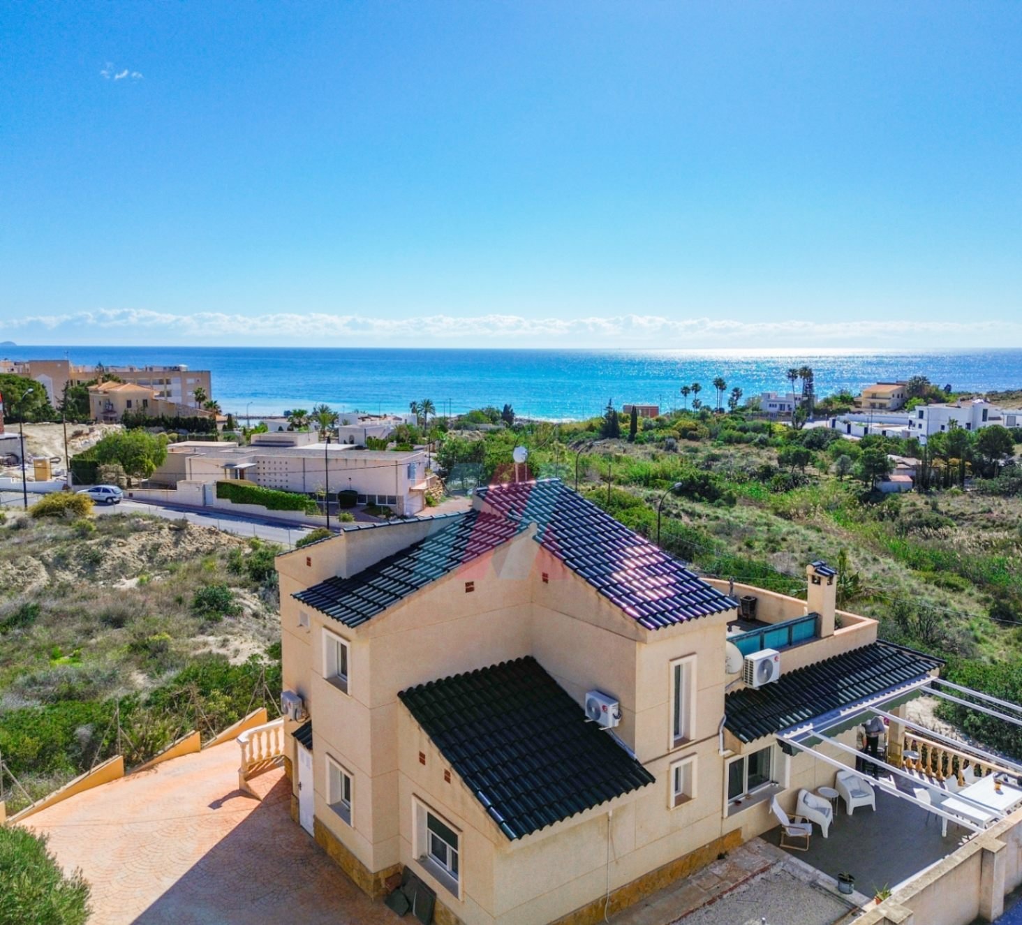 Villa Mediterránea con Vistas al Mar a Poca Distancia de la Playa