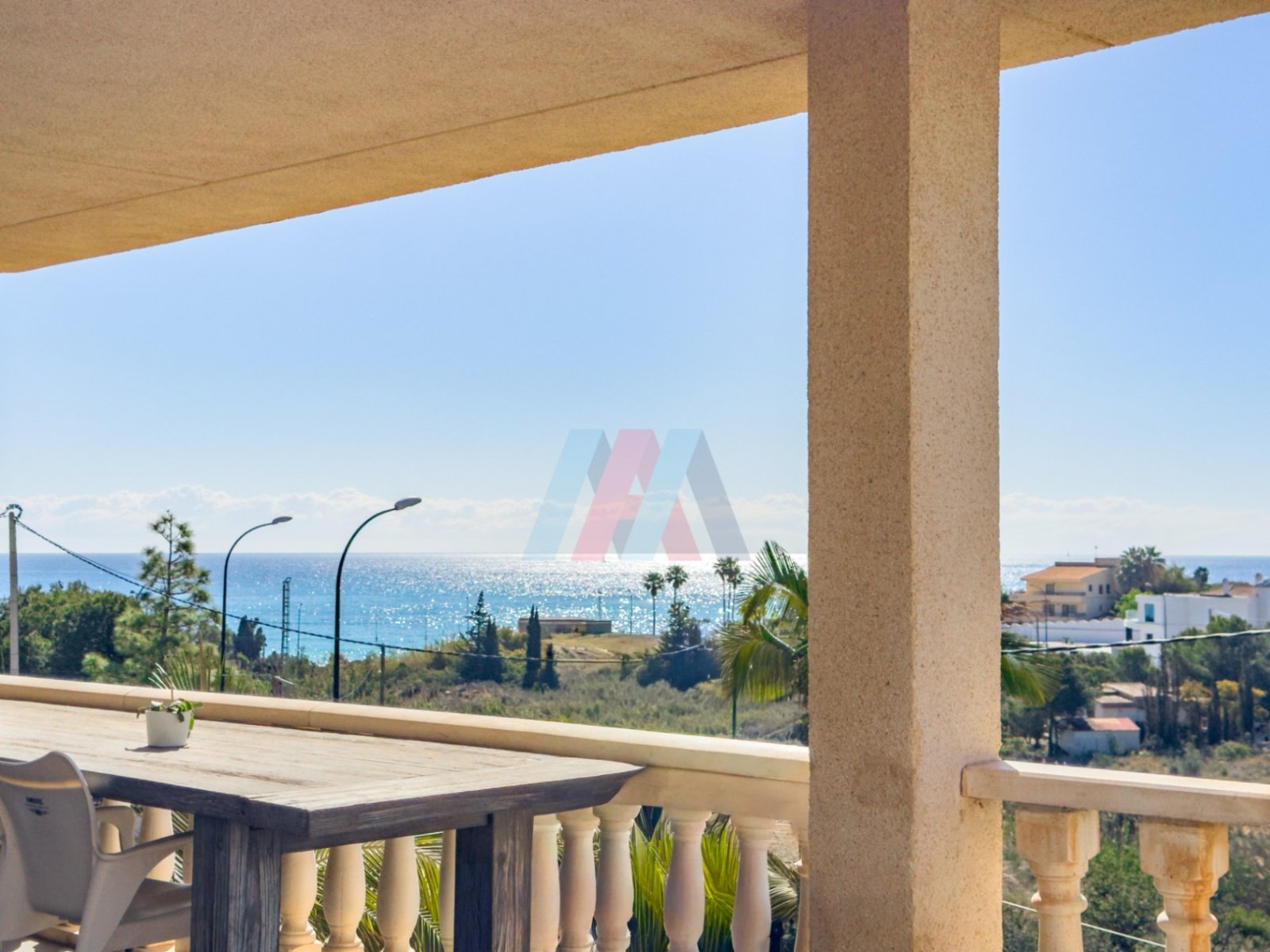Villa Mediterránea con Vistas al Mar a Poca Distancia de la Playa