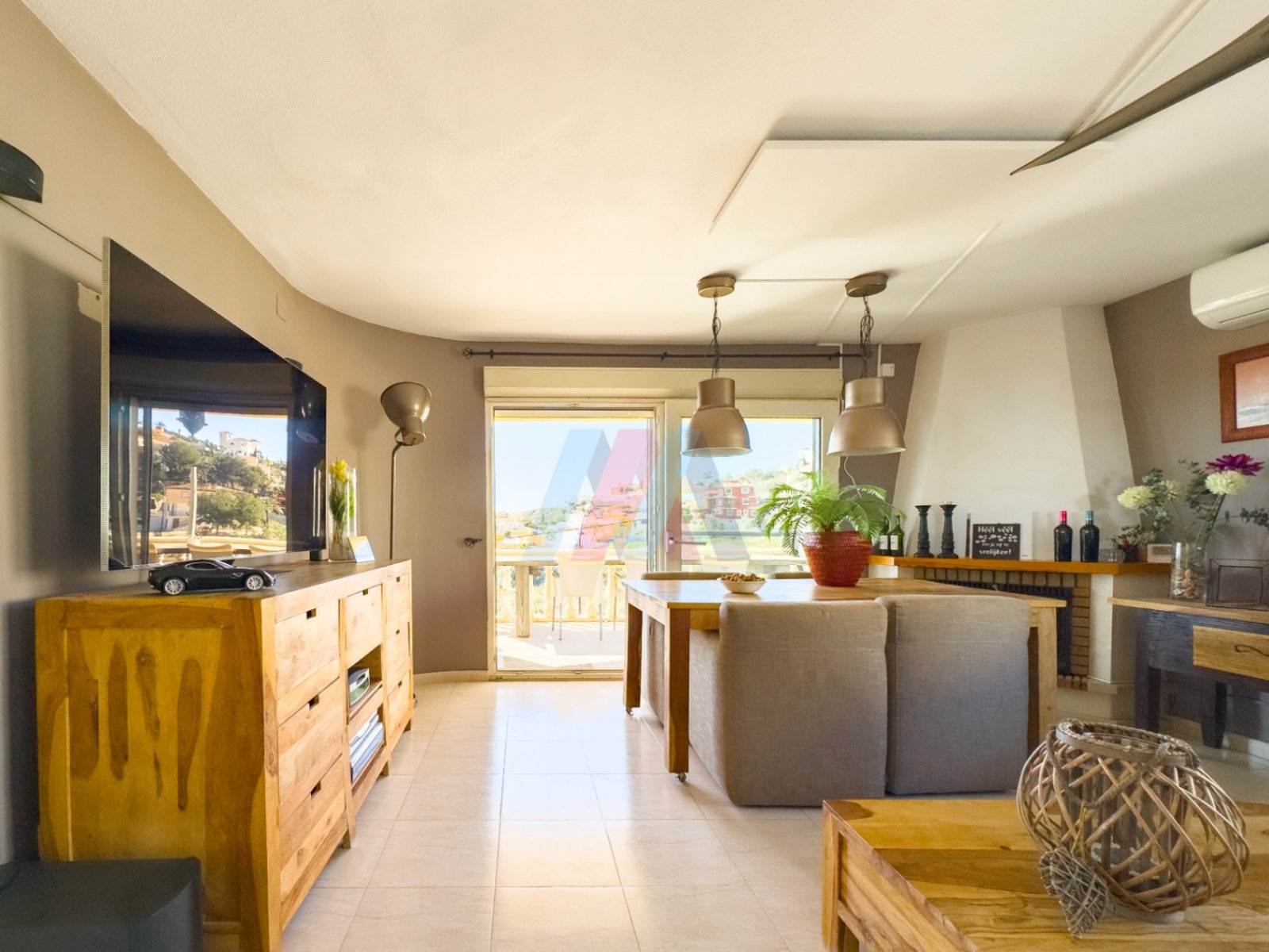 Villa Mediterránea con Vistas al Mar a Poca Distancia de la Playa