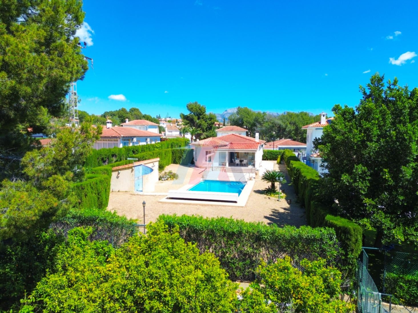 Villa de una sola planta con 3 dormitorios, 1 baño, garaje y piscina privada en Barranco Hondo