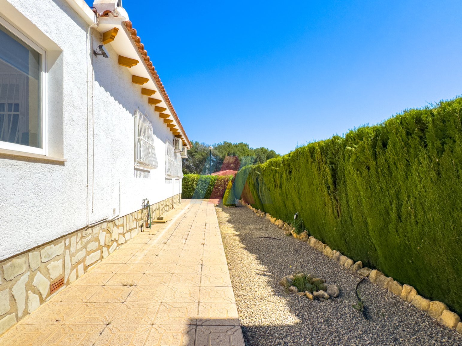 Villa de una sola planta con 3 dormitorios, 1 baño, garaje y piscina privada en Barranco Hondo