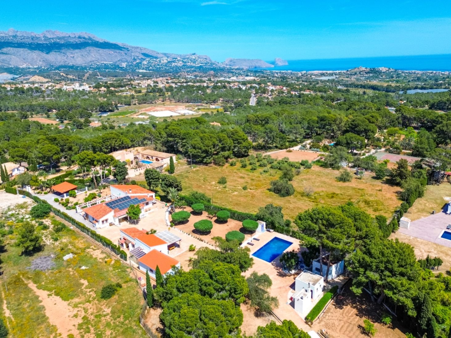 Finca Mediterránea Privada con Amplias Vistas a la Montaña y Amplio Espacio Exterior