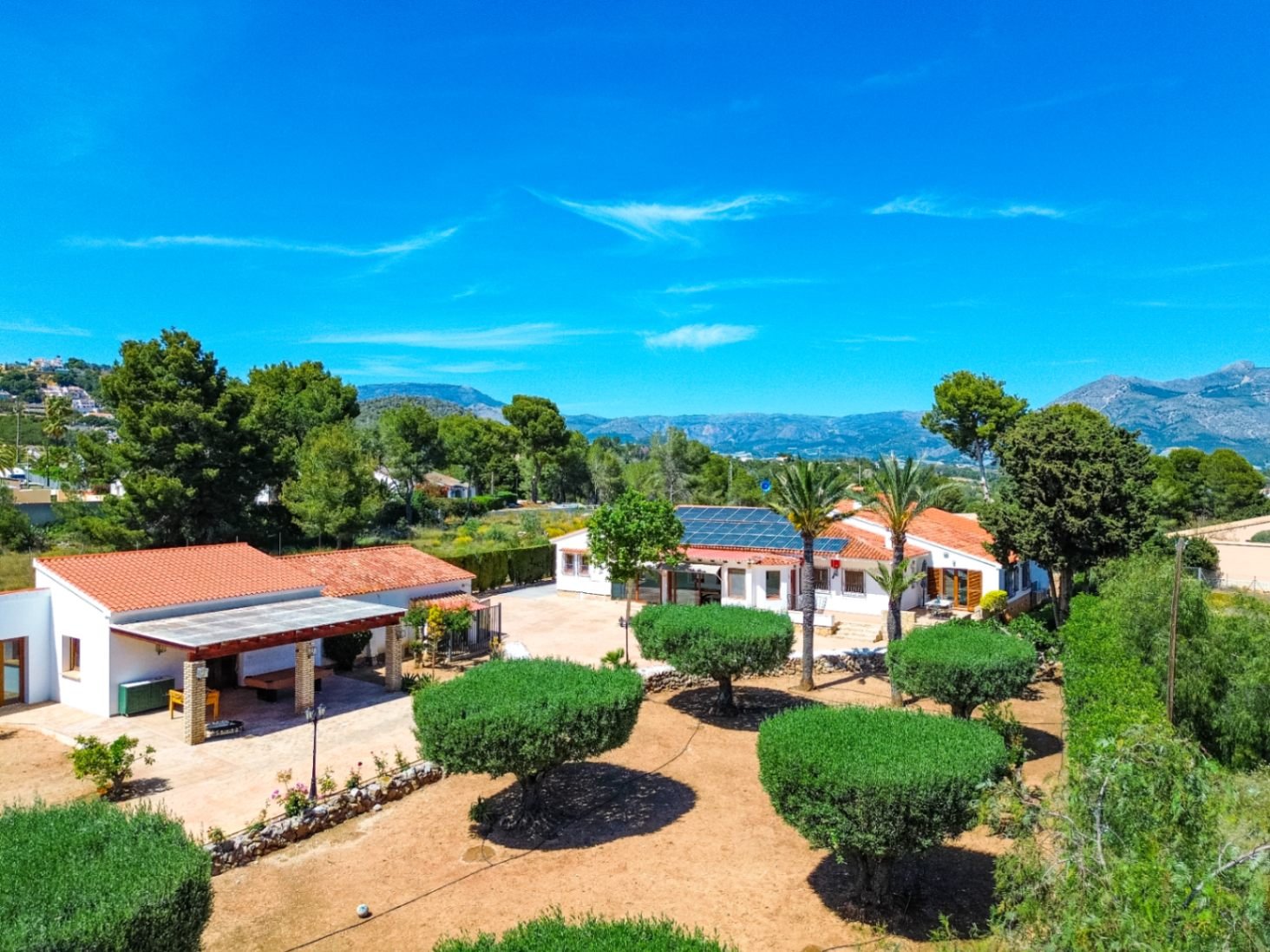 Finca Mediterránea Privada con Amplias Vistas a la Montaña y Amplio Espacio Exterior