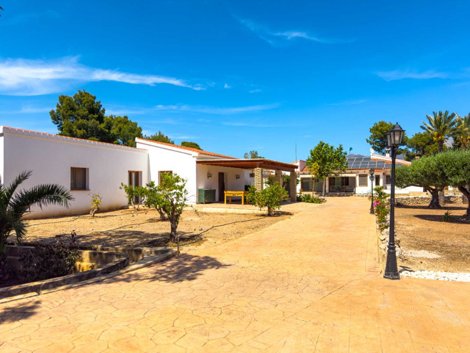 Finca Mediterránea Privada con Amplias Vistas a la Montaña y Amplio Espacio Exterior