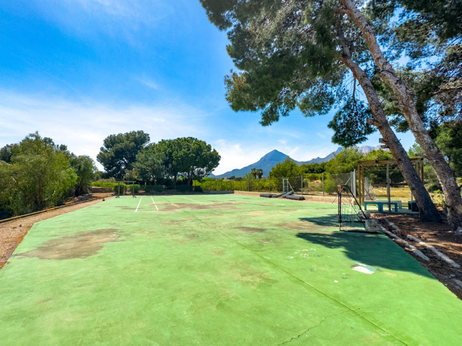 Finca Mediterránea Privada con Amplias Vistas a la Montaña y Amplio Espacio Exterior