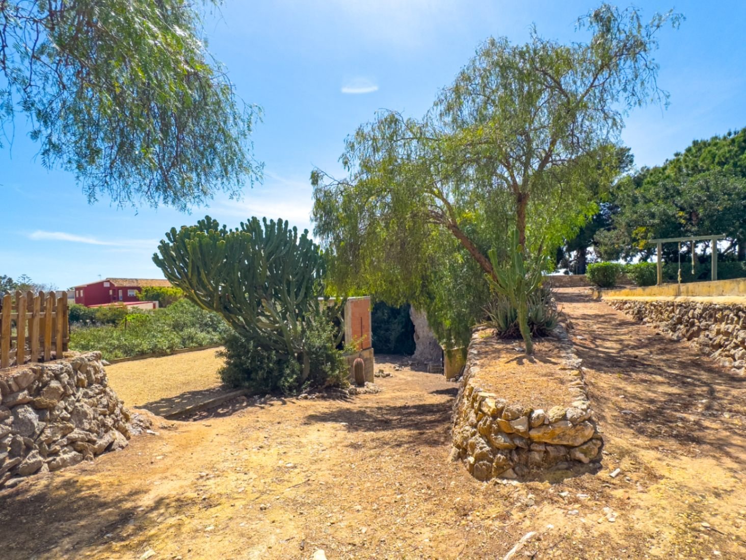 Finca Mediterránea Privada con Amplias Vistas a la Montaña y Amplio Espacio Exterior