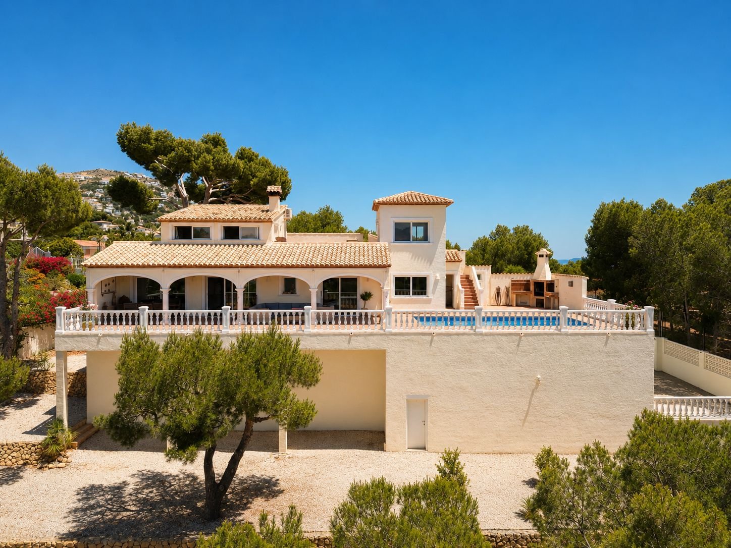Villa Orientada al Sur con Vistas Panorámicas al Mar y a las Montañas en Excelente Estado