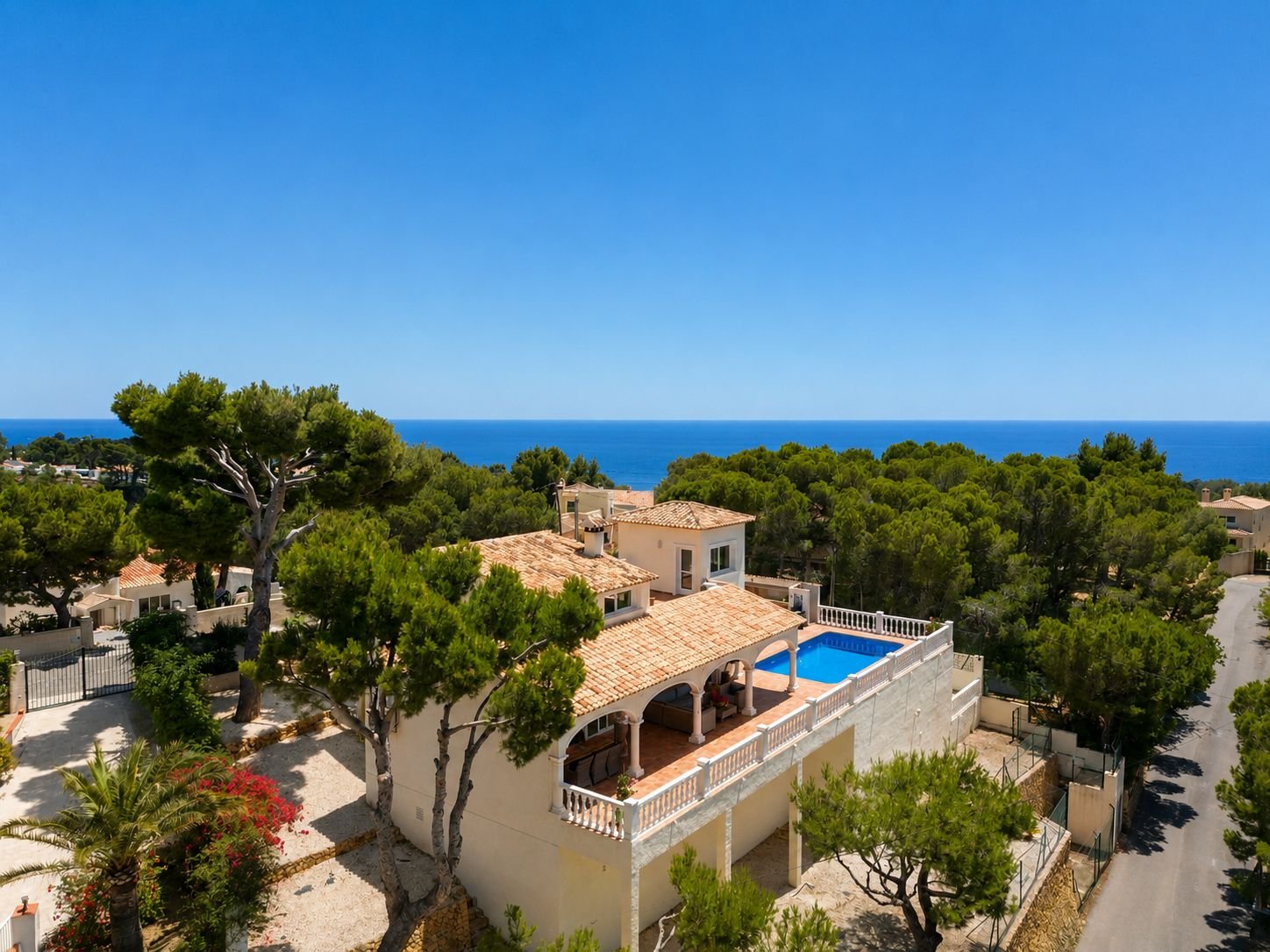 Villa Orientada al Sur con Vistas Panorámicas al Mar y a las Montañas en Excelente Estado