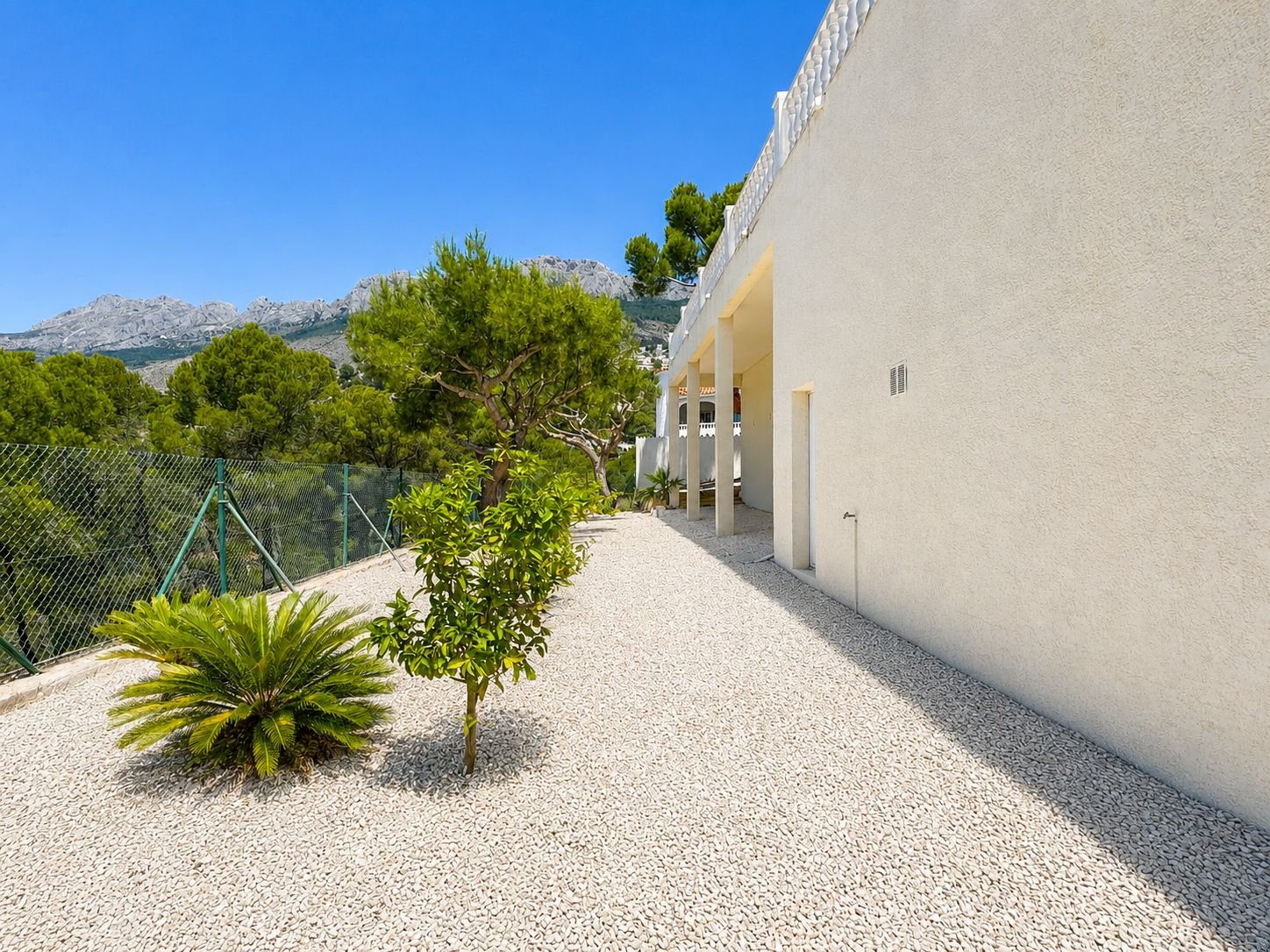 Villa Orientada al Sur con Vistas Panorámicas al Mar y a las Montañas en Excelente Estado