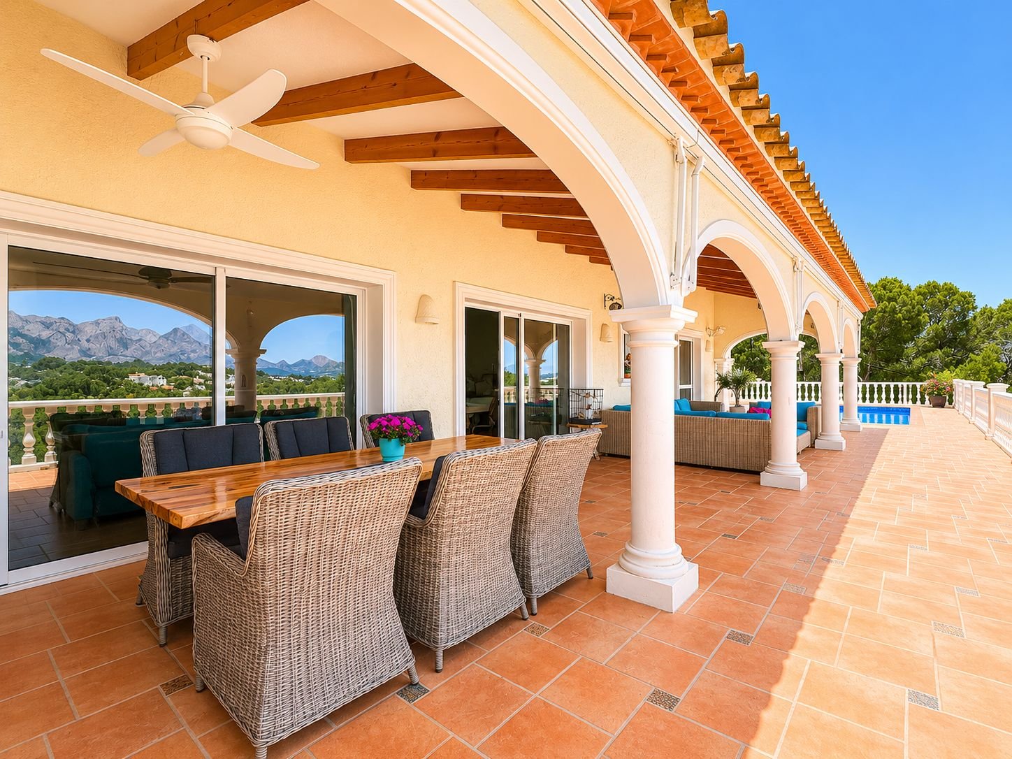 Villa Orientada al Sur con Vistas Panorámicas al Mar y a las Montañas en Excelente Estado