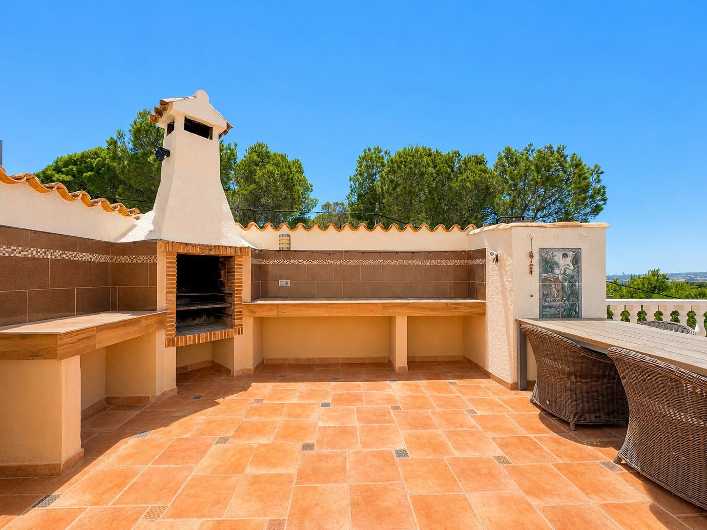 Villa Orientada al Sur con Vistas Panorámicas al Mar y a las Montañas en Excelente Estado