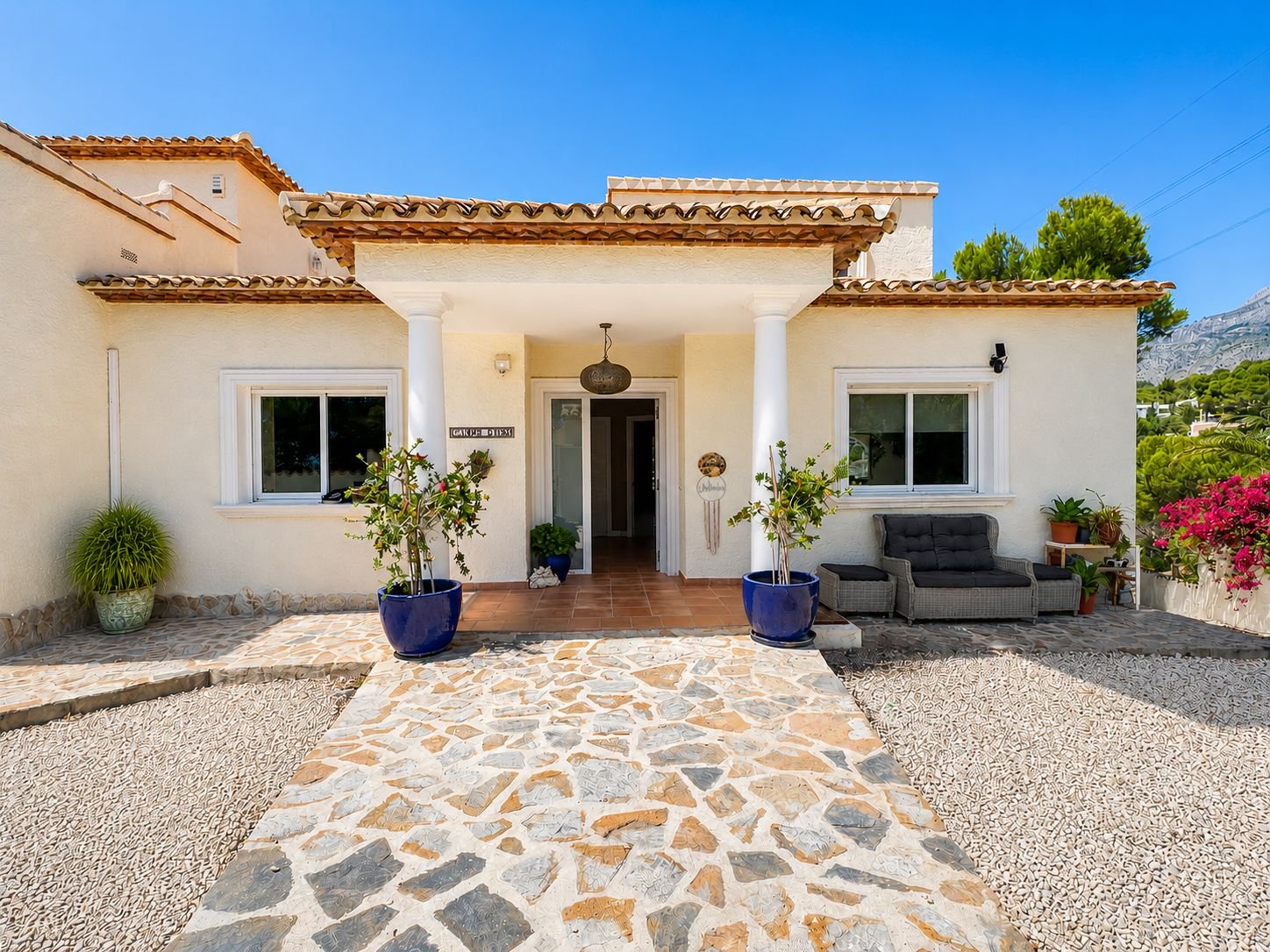 Villa Orientada al Sur con Vistas Panorámicas al Mar y a las Montañas en Excelente Estado