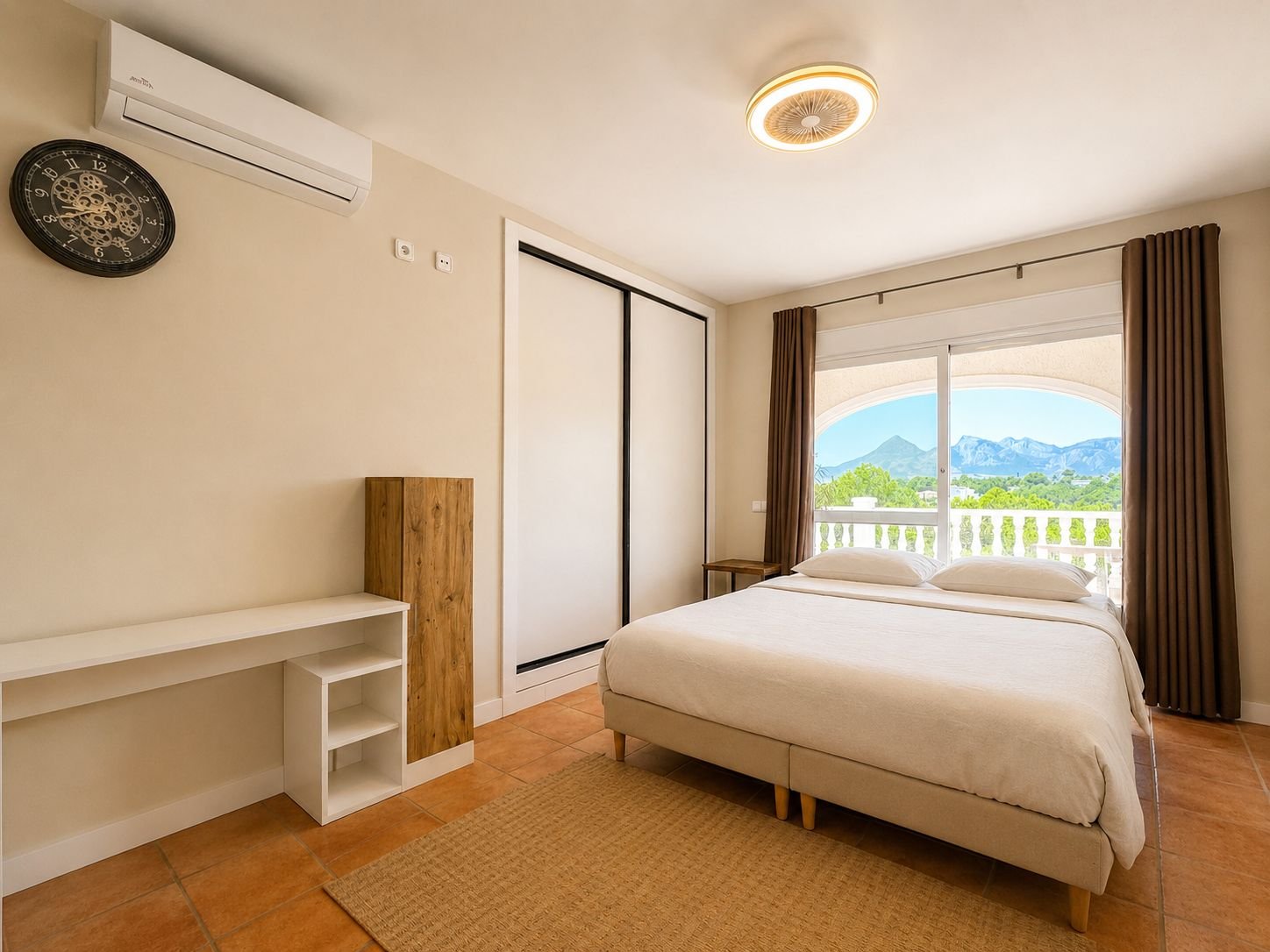 Villa Orientada al Sur con Vistas Panorámicas al Mar y a las Montañas en Excelente Estado
