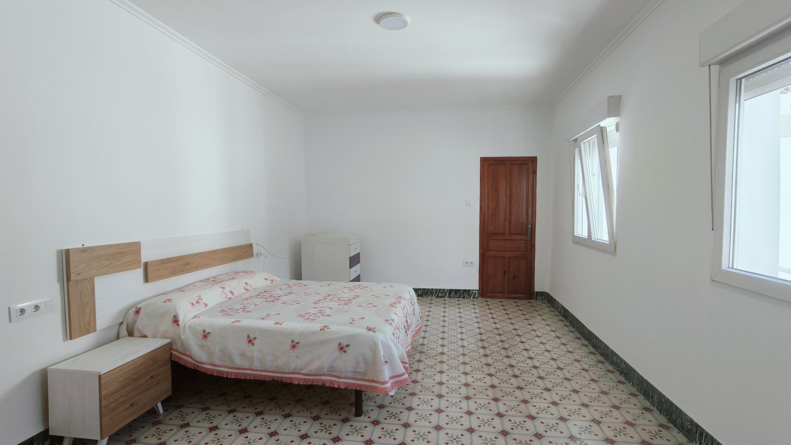 Preciosa y amplia casa de pueblo con garaje y mucho potencial