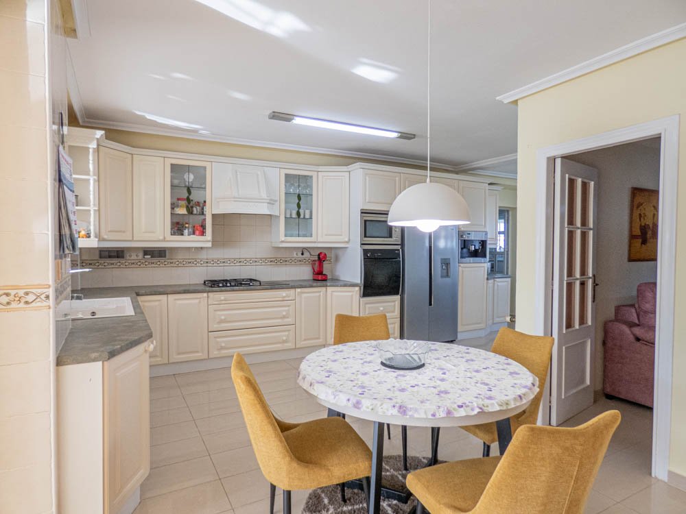 Preciosa villa rural renovada con 7 dormitorios, 7 baños, aire acondicionado, calefacción central, garaje doble y piscina privada climatizada