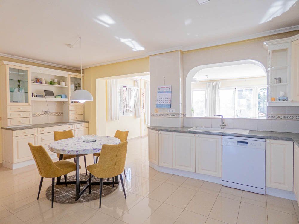 Preciosa villa rural renovada con 7 dormitorios, 7 baños, aire acondicionado, calefacción central, garaje doble y piscina privada climatizada