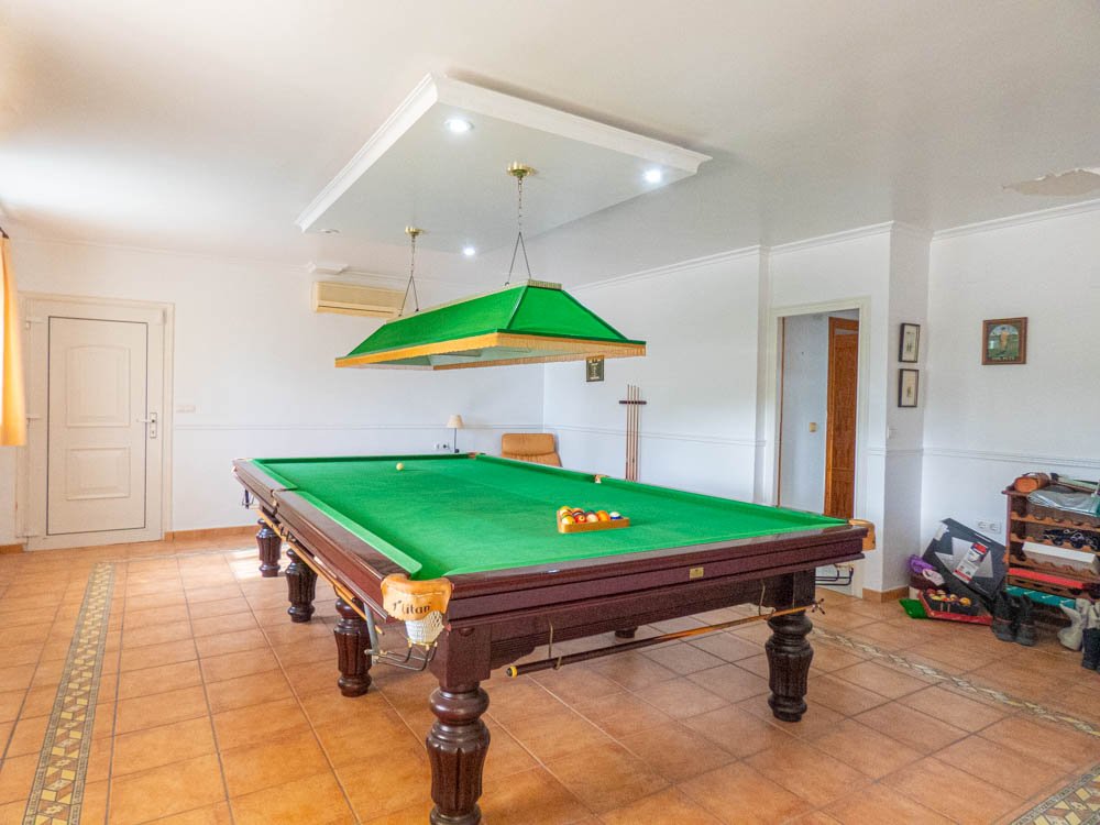 Preciosa villa rural renovada con 7 dormitorios, 7 baños, aire acondicionado, calefacción central, garaje doble y piscina privada climatizada