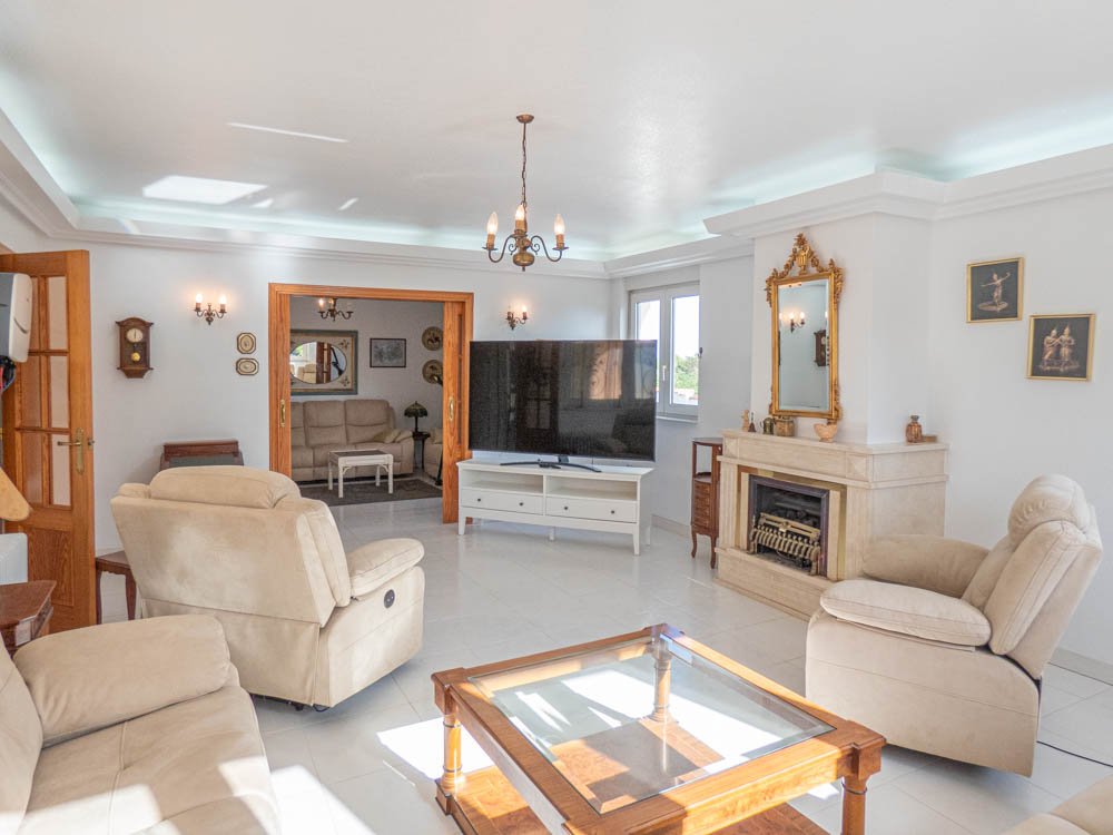 Preciosa villa rural renovada con 7 dormitorios, 7 baños, aire acondicionado, calefacción central, garaje doble y piscina privada climatizada