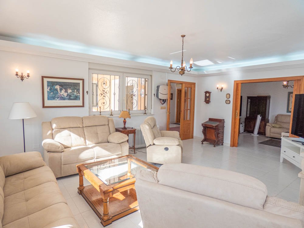 Preciosa villa rural renovada con 7 dormitorios, 7 baños, aire acondicionado, calefacción central, garaje doble y piscina privada climatizada