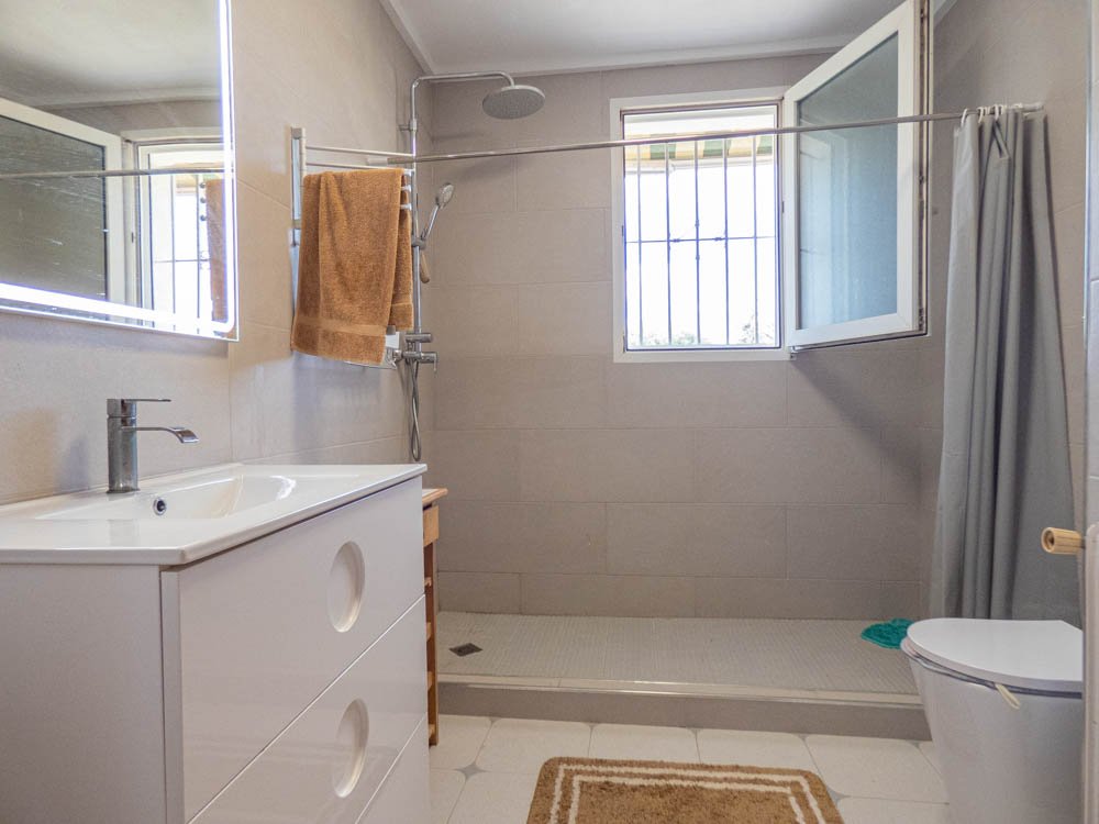 Preciosa villa rural renovada con 7 dormitorios, 7 baños, aire acondicionado, calefacción central, garaje doble y piscina privada climatizada